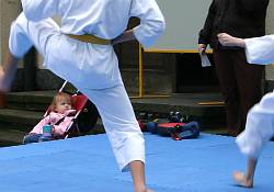 Weltkindertag 2007 Foto_0034: Kampfsportshow der Kinder-Karategruppe. Skeptischer Blick eines Kleinkindes