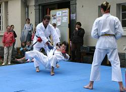 Weltkindertag 2007 Foto_0048: Kampfsportshow der Kinder-Karategruppe. Jetzt sind die Erwachsenen dran