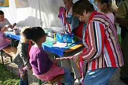 Weltkindertag 2007 Foto_0079: Basteln am UNICEF-Stand, Bastelecke. Flechten eines Haarkranzes mit Gudrun Doberkat