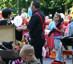 Weltkindertag 2007 Foto_0111: Siegerehrung und Zauberer Robinson vom Kinderzirkus