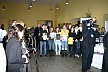 Berlin Schülerinnen und Schüler warten zusammen mit Vertretern von Organisationen und Prominenten auf die Ministerin