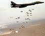 Ein amerikanischer Bomber wirft 30 Streubomben ab