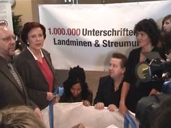 Frau Wieczorek-Zeul bei der Aktion 1000000 Unterschriften gegen Landminen und Streubomben