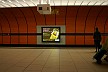 Infoscreen-Display in der Münchner U-Bahn, Aktionstag gegen Streubomben. Plakat von ju care Kinderhilfe (Entwurf / Design)