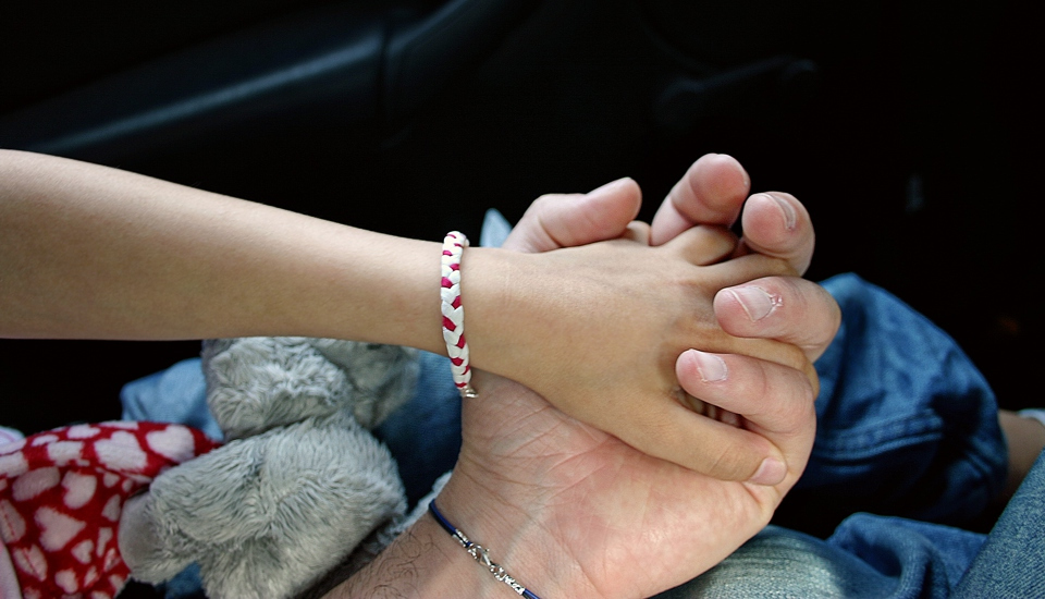 Kleine Kinderhand in erwachsener Hand